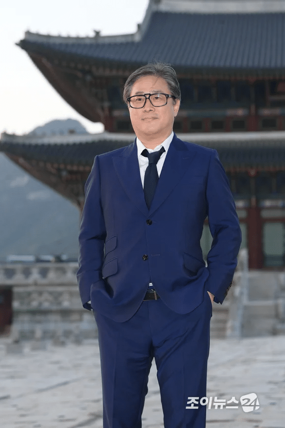 Корейские мужчины-знаменитости на гламурном показе мод Gucci Cruise 2024