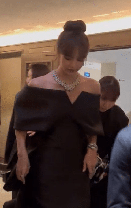 «Королева Лиса»: появление Лисы из BLACKPINK на гала-вечере BULGARI в роскошном платье стало легендой