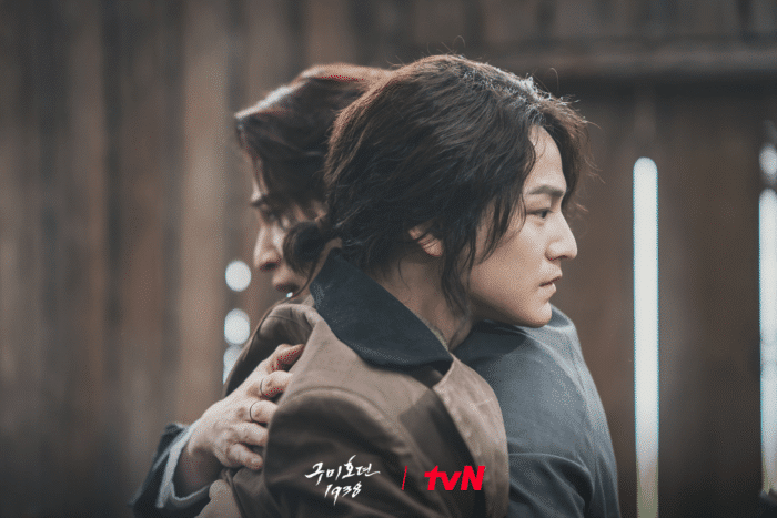 Ким Со Ён дарит Ли Дон Уку розы в «Сказании о кумихо 2»