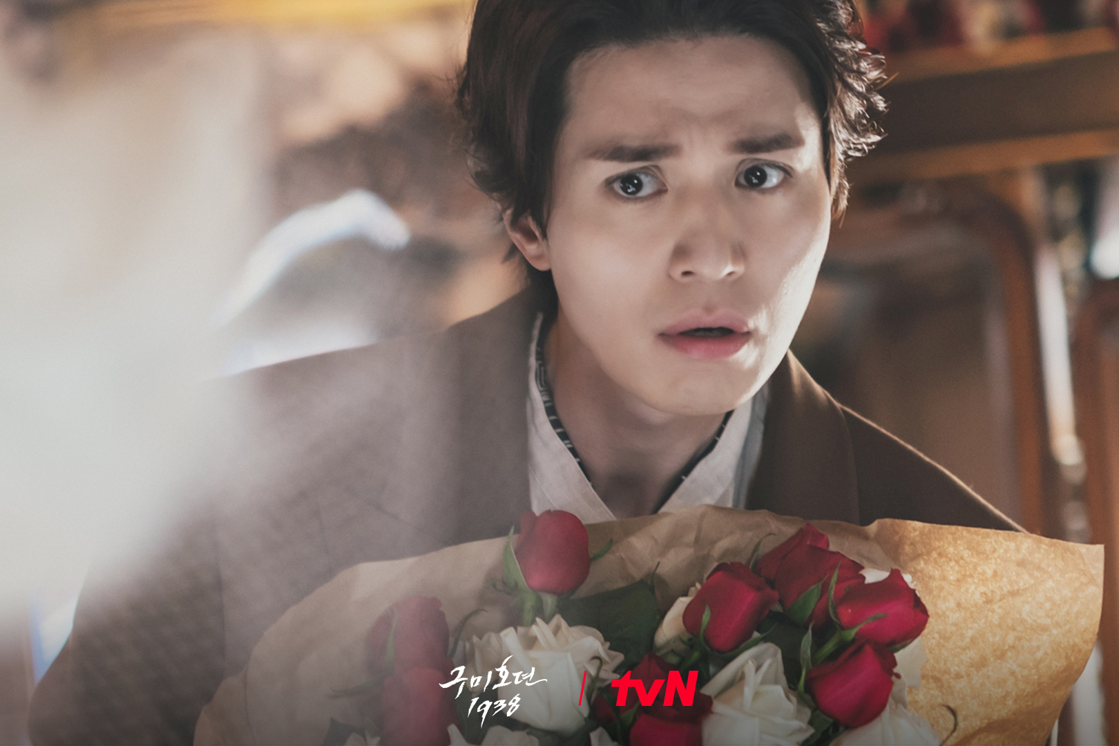 Ким Со Ён дарит Ли Дон Уку розы в «Сказании о кумихо 2»