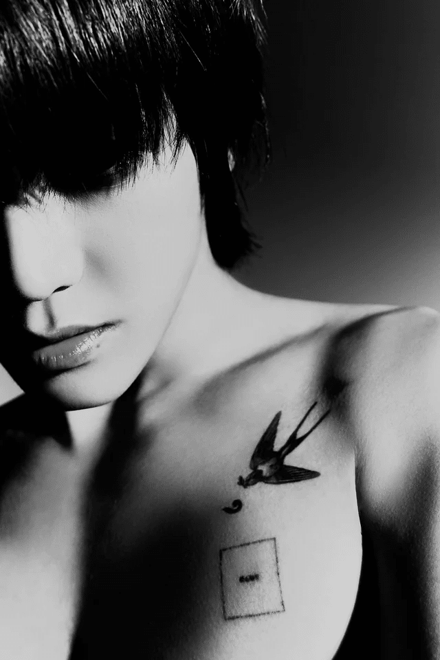 Ошеломительная красота Тэёна из NCT на выразительных чёрно-белых фото для «SHALALA»