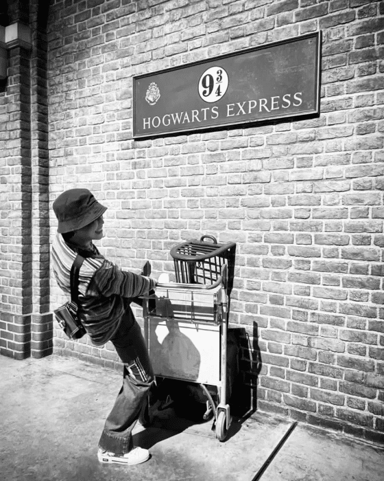 Чимин из BTS посетил музей Гарри Поттера в Лондоне