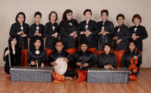 Очаровывающее традиционное инструментальное исполнение песни Джина "The Astronaut" в зале Национальной библиотеки Индонезии