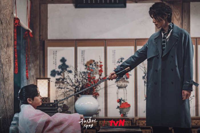 Ли Дон Ук обнажает меч против Ёнхуна из THE BOYZ в «Сказании о кумихо 2»