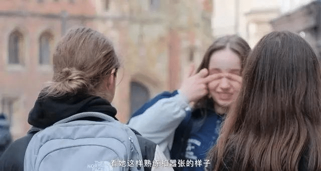 Китаянка проучила британку за насмешки и расистский жест "расширения глаз"