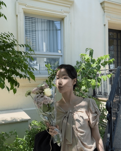 Бывшая участница April Ли Наын делится недавними фото с яркой улыбкой и букетом