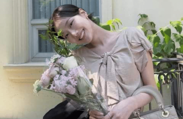 Бывшая участница April Ли Наын делится недавними фото с яркой улыбкой и букетом
