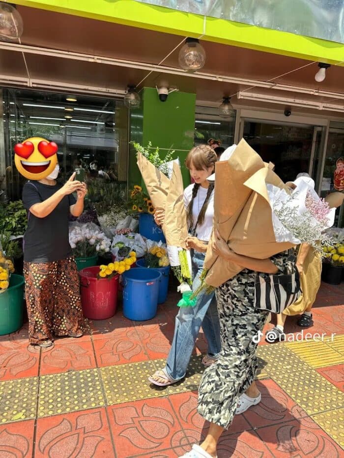 Лису из BLACKPINK заметили вместе с мамой на рынке в Тайланде 