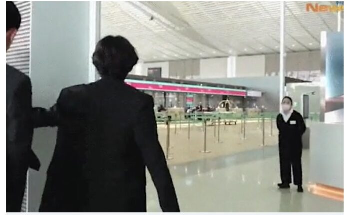 Ви из BTS привлекает внимание неожиданным действием по отношению к журналисту в аэропорту Инчхон