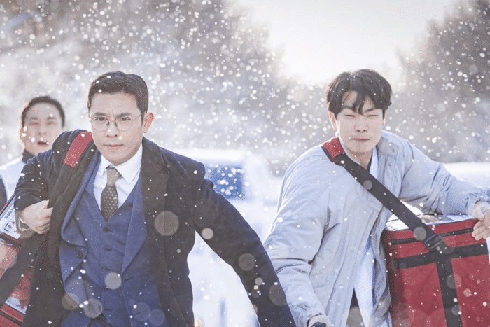 Ким Джу Хон и Ко Сан Хо преодолевают снегопад, чтобы оказать медицинскую помощь в "Учитель Ким, доктор-романтик 3"