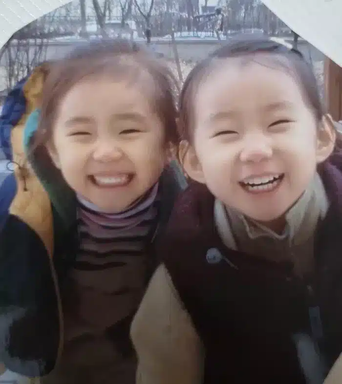 Чэён поделилась детским фото с сестрой Чэрён: "Это ты или я?»‎