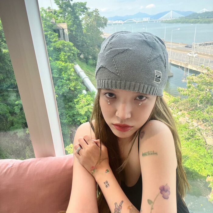Бывшая участница AOA Джимин продемонстрировала татуировки по всему телу