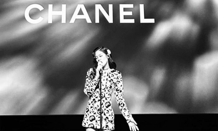 Дженни из BLACKPINK привлекает внимание своим исполнением "Fly Me to the Moon" и "Killing Me Softly" на мероприятии от Chanel в Токио