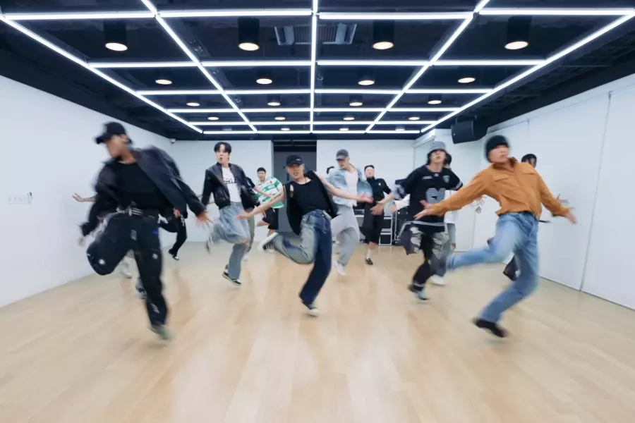 ATEEZ поражают своим горячим танцем в танцевальной практике на "BOUNCY (K-HOT CHILLI PEPPERS)"
