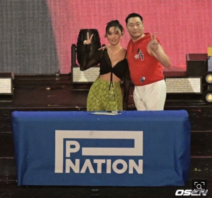 Хваса из MAMAMOO подписала контракт с P NATION на концерте PSY