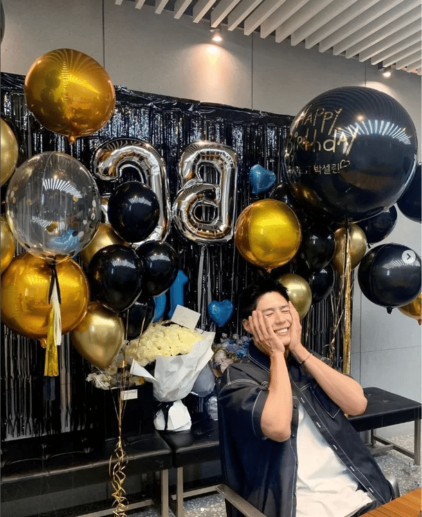Пак Бо Гом празднует свое тридцатилетие: он излучает мальчишеское очарование