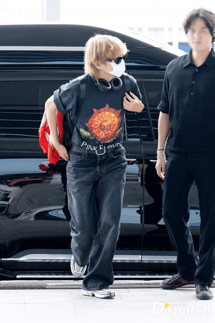 Настоящая рок-звезда: образ Ви (BTS) в аэропорту привлекает внимание