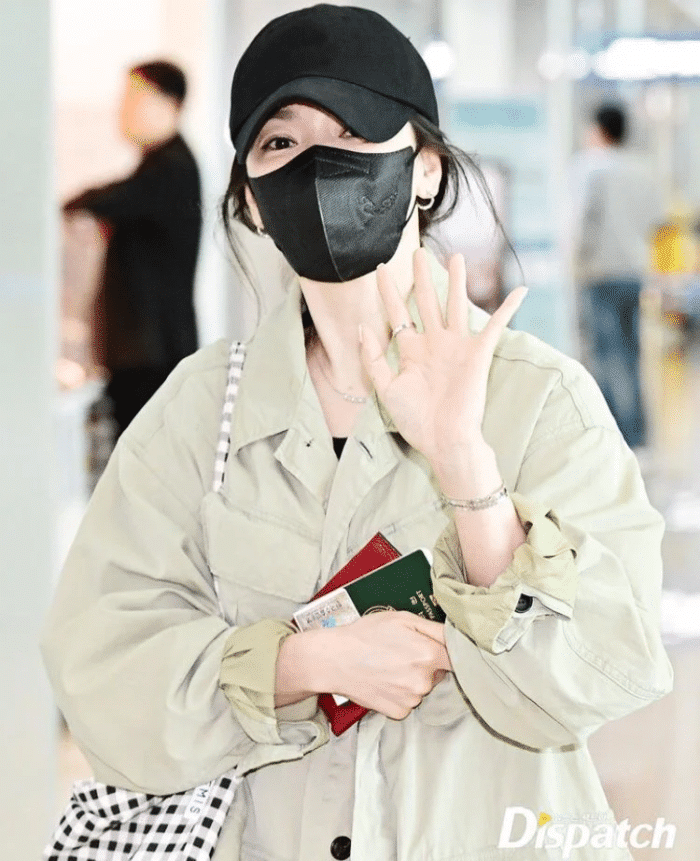 Сон Хе Гё появилась в аэропорту в позитивном настроении