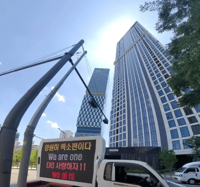 «Мы всегда за EXO»: в поддержку группы фанаты направили к зданию SM протестный грузовик