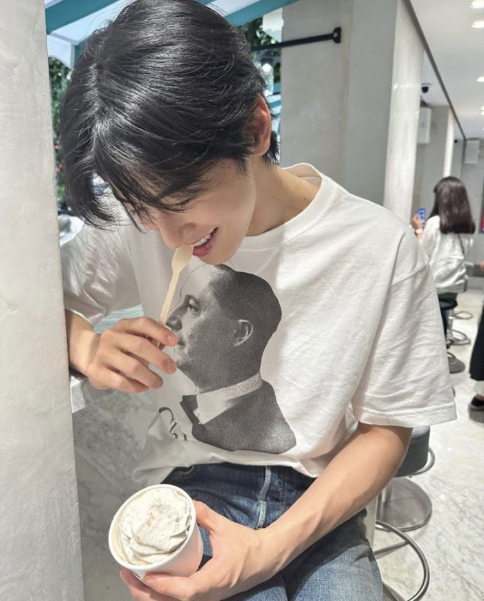 Фото Ча Ыну из ASTRO стали вирусными просто за то, как он ел мороженое