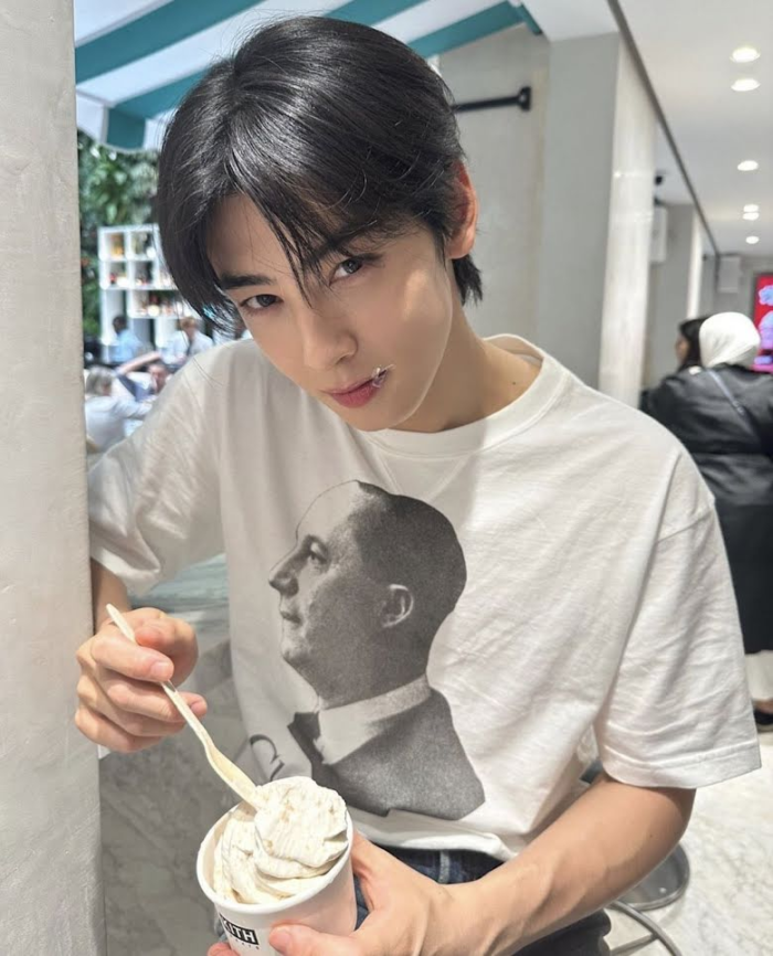 Фото Ча Ыну из ASTRO стали вирусными просто за то, как он ел мороженое