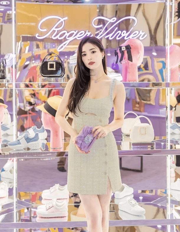 Шин Се Гён демонстрирует женственный образ на открытии поп-ап магазина Roger Vivier