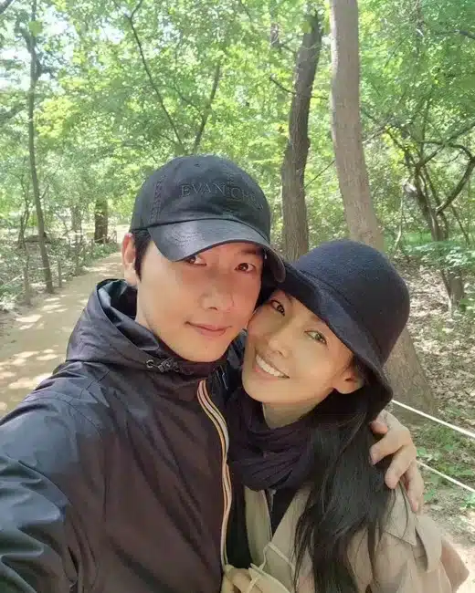 Ли Сан У поделился фото со свидания с женой Ким Со Ён: "Отличный день для прогулки"