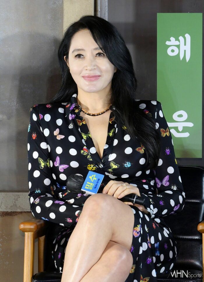 Яркая трансформация 52-летней Ким Хе Су для нового фильма "Контрабандистки" привлекает внимание