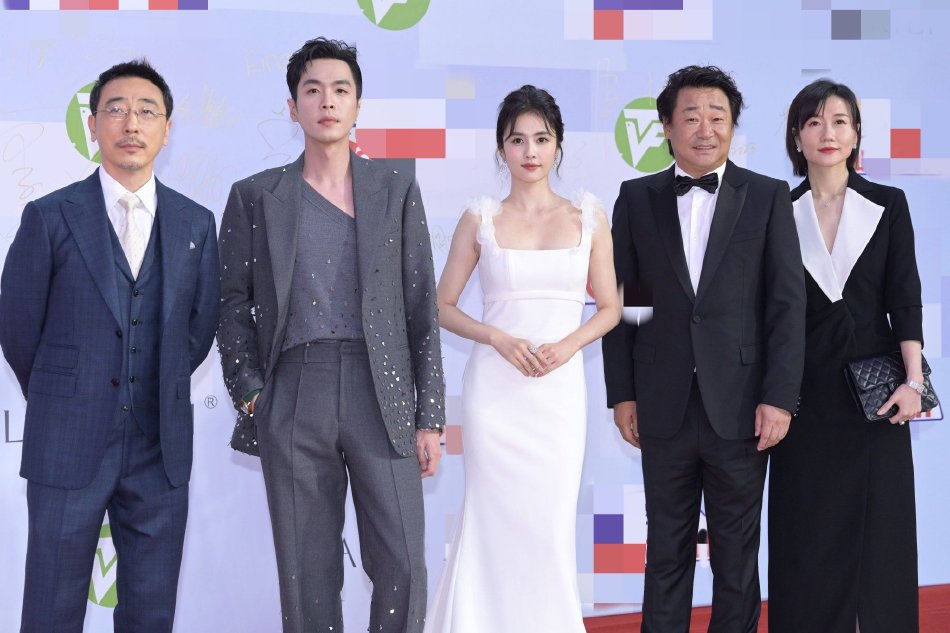 Китайские звёзды на красной дорожке премии Magnolia Awards