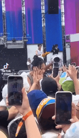 Видео, на котором BIBI целует фаната на WATERBOMB Festival, стало вирусным