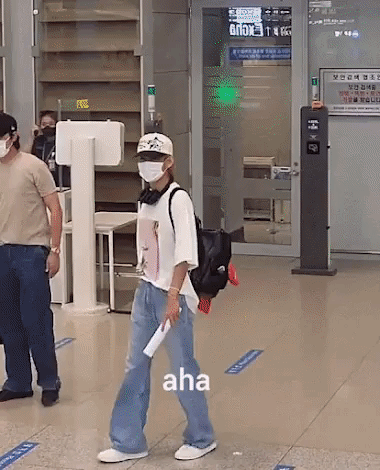 Ви из BTS привлёк внимание взаимодействием с ARMY в аэропорту Инчхон