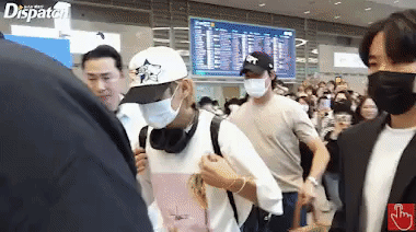 Ви из BTS привлёк внимание взаимодействием с ARMY в аэропорту Инчхон