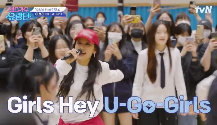 Кадры шоу "Dancing Queens on the Road" доказывают, что большая часть корейских подростков использует «iPhone»