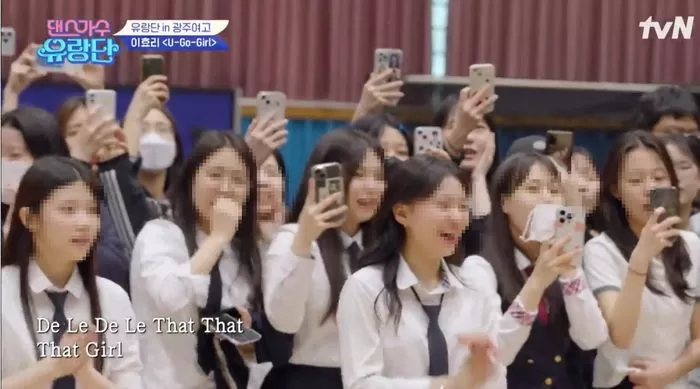 Кадры шоу "Dancing Queens on the Road" доказывают, что большая часть корейских подростков использует «iPhone»
