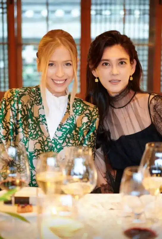Невестка главы «Louis Vuitton», Розэ из BLACKPINK и Ли Чон Джэ посетили вечеринку люксового бренда