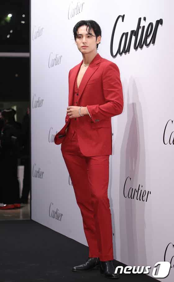 Ви из BTS и Мингю из Seventeen появились в красных костюмах без рубашек для "Cartier", но излучали разную ауру