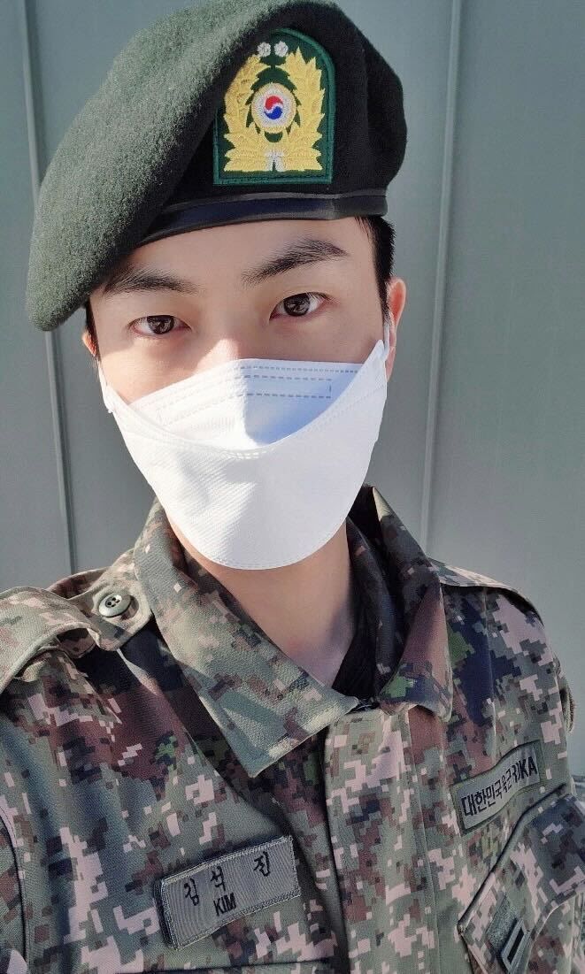 Джин из BTS опубликовал фото из армии с другим известным айдолом 3-го поколения