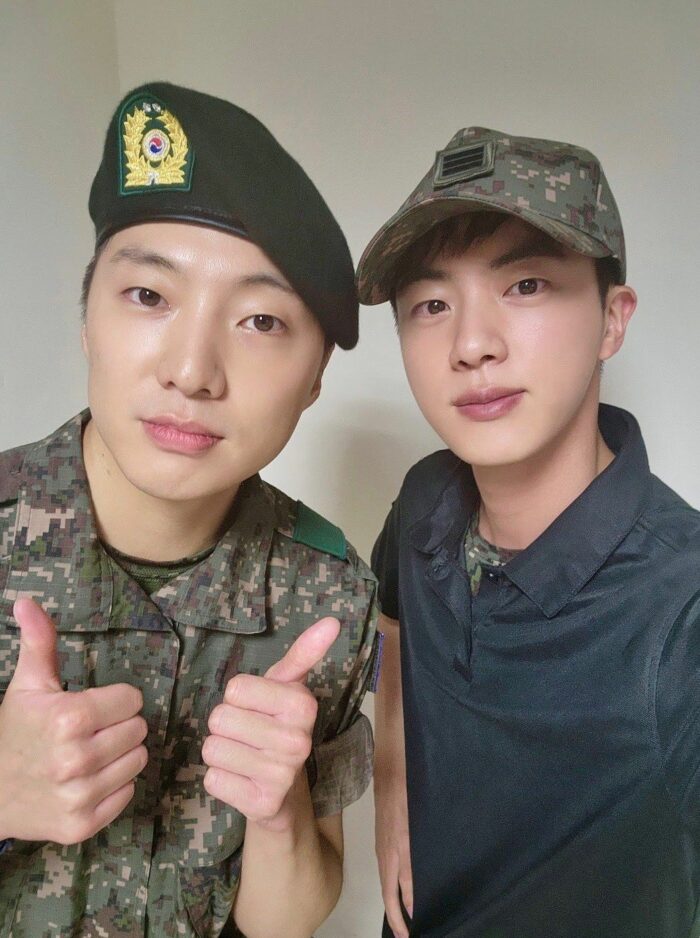 Джин из BTS опубликовал фото из армии с другим известным айдолом 3-го поколения