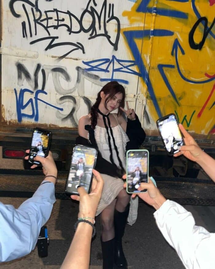 Хан Со Хи обрадовала поклонников, опубликовав фотографии со съемок клипа на песню Чонгука "Seven"