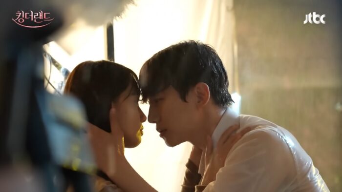 Закулисное видео сцены поцелуя Юны и Чуно в дораме «Король земли» подпитывает слухи об их отношениях