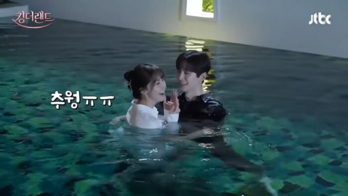 Юна и Чуно снимают сцену поцелуя в бассейне в дораме «Король земли»