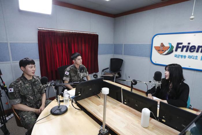 Бывшие участники Wanna One Ха Сонун и Он Сону порадовали фанатов совместными фото в армейской форме