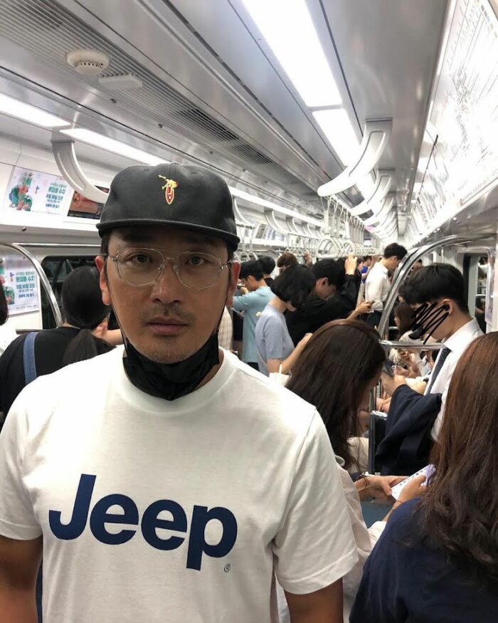 Этот известный актёр ехал в метро без маски, но никто не заметил его