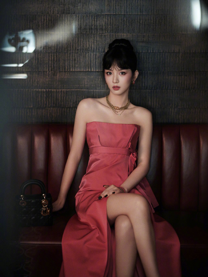 Китайские звёзды в нарядах для показа Dior