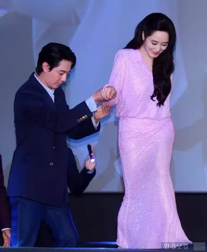 Кулон стоимостью 140,000 долларов США: Ким Хе Су появилась на пресс-показе фильма в ярком образе