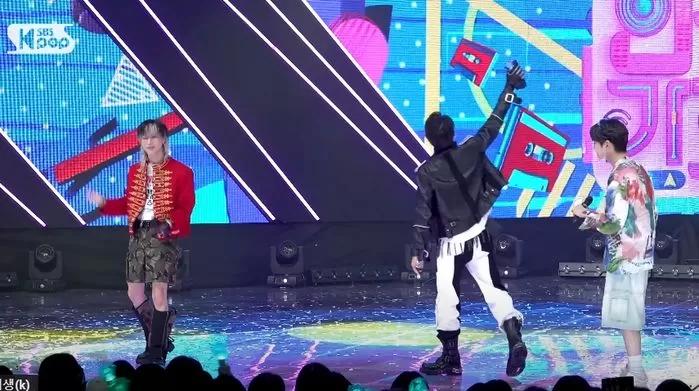 Трогательная причина, по которой Минхо из SHINee поднял награду за 1 место вверх во время энкор-выступления на "Inkigayo"