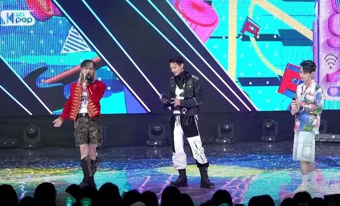 Трогательная причина, по которой Минхо из SHINee поднял награду за 1 место вверх во время энкор-выступления на "Inkigayo"
