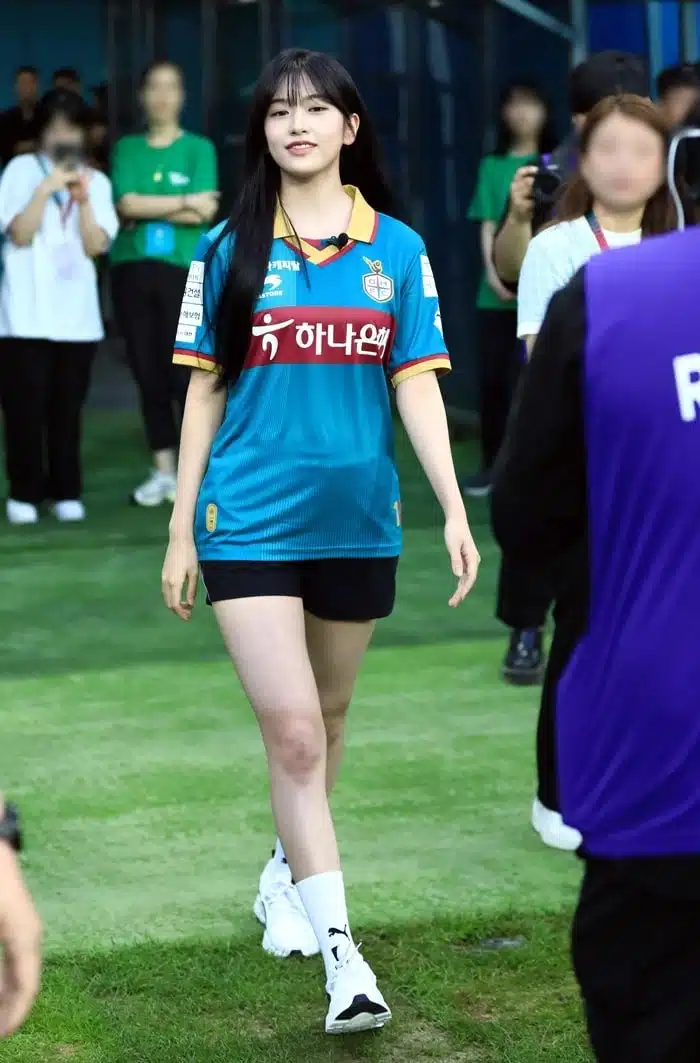 Ан Юджин из IVE вышла на поле во время матча K League 1