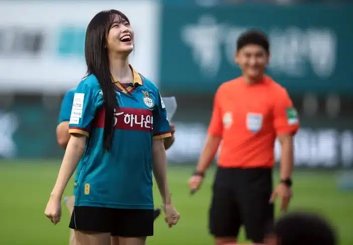 Ан Юджин из IVE вышла на поле во время матча K League 1