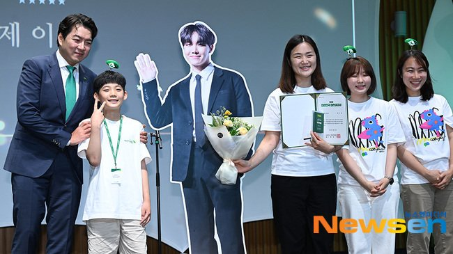 Джей-Хоуп из BTS получил награду "Лучшая звезда" на Korea Children's Awards